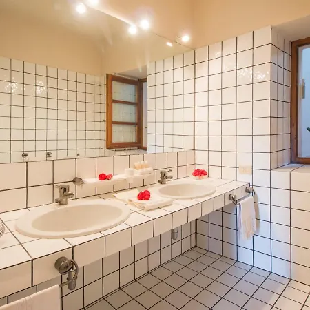 Sleeps 6 Pool Wifi Apartment